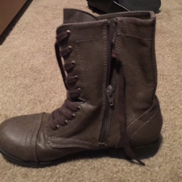 Size 8-1/2. . - Picture 2 of 2