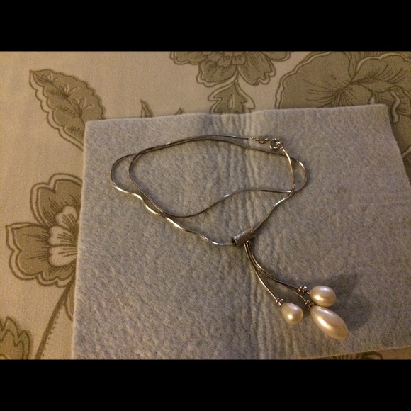 Real pearl necklace in sterling silver 925 chain.