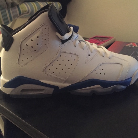 Jordan blue 6's size 5.5. Brand new never worn.