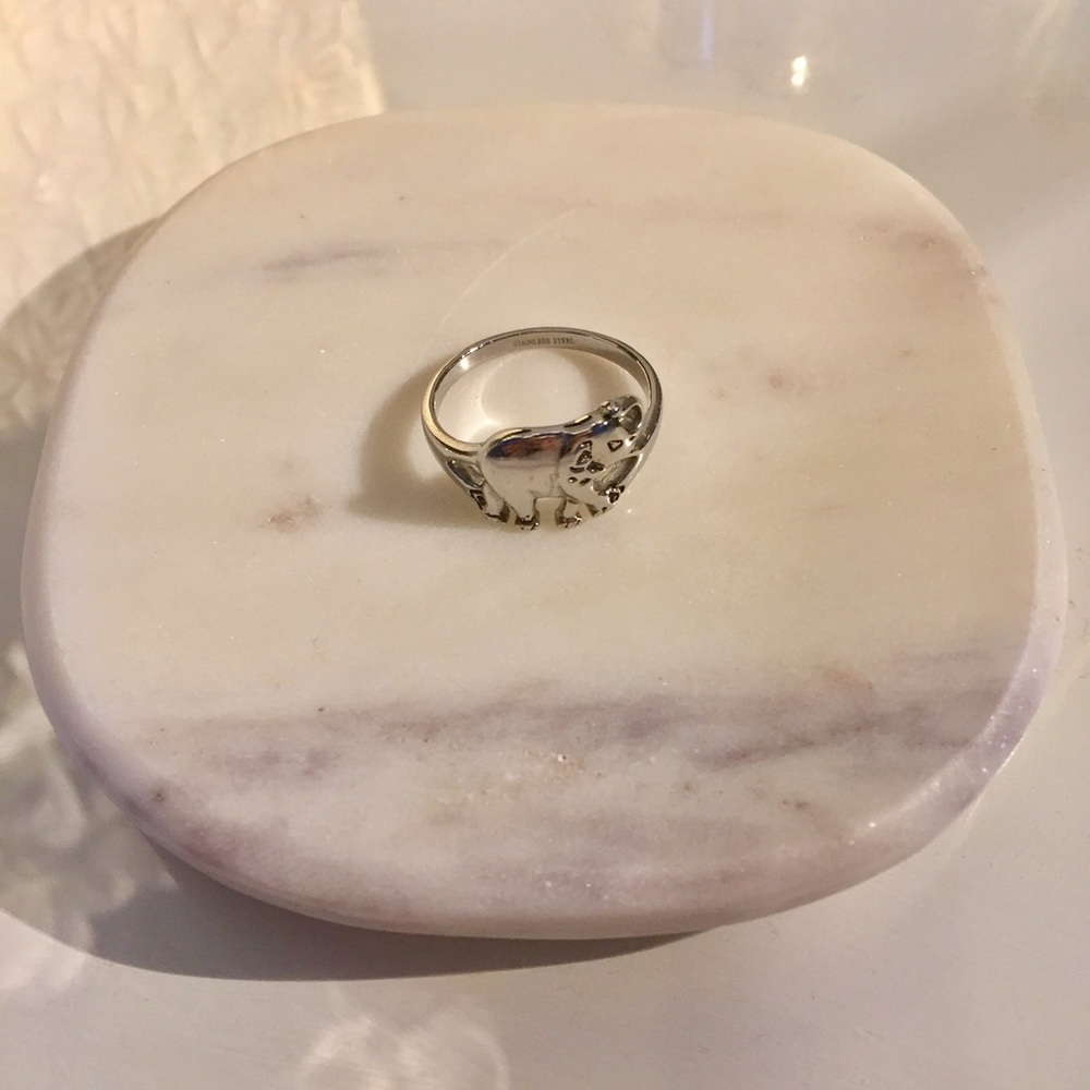 ✨unique silver ring with an elephant✨