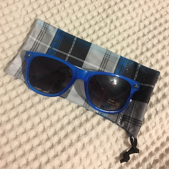 Buckle Roar sunglasses.