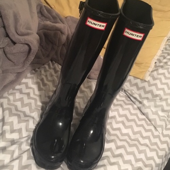 HUNTER BOOTS FOR ABBY.
