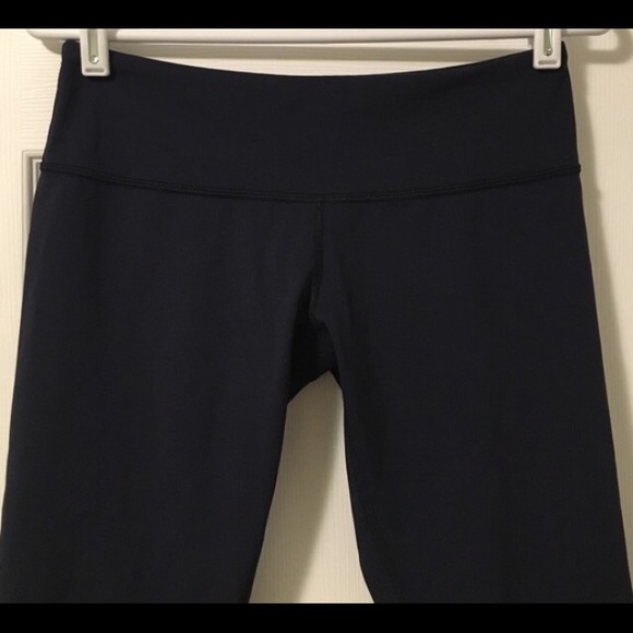 Lululemon size 8 navy wunder under crops