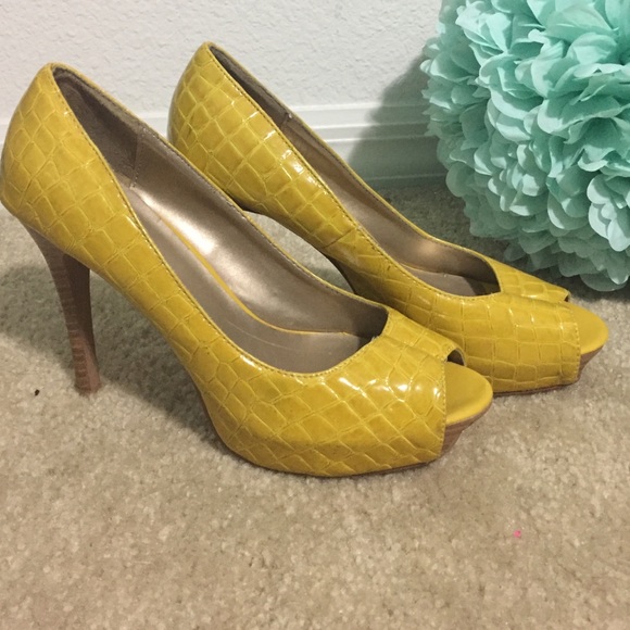 Qupid: Yellow heels