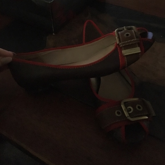 Brown/red peep toe flats with buckle - Picture 2 of 2