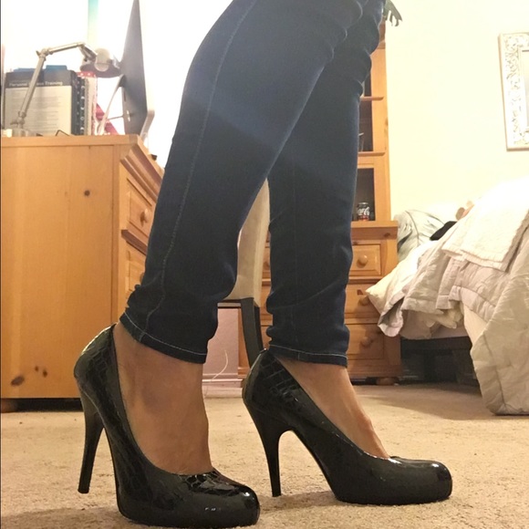 Gianni Bini patent leather heels