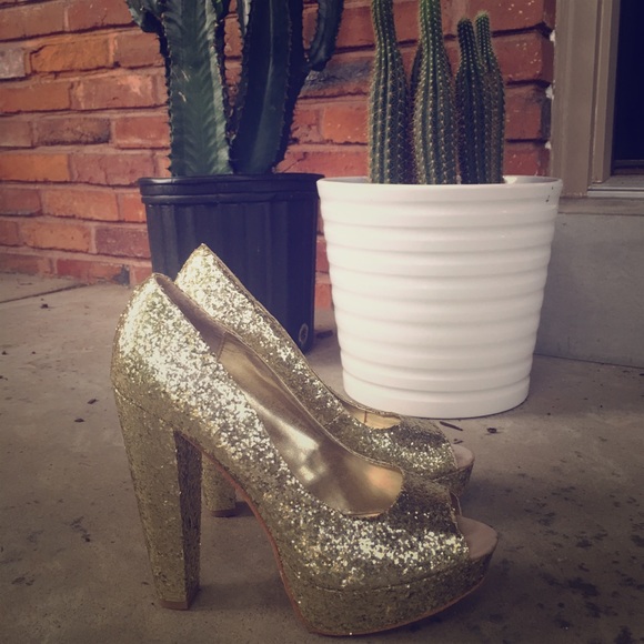⭐️ Steve Madden Gold Glittered Peep Toe Heels ⭐️