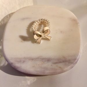 ✨cute cream colored ring with pearls and a bow✨