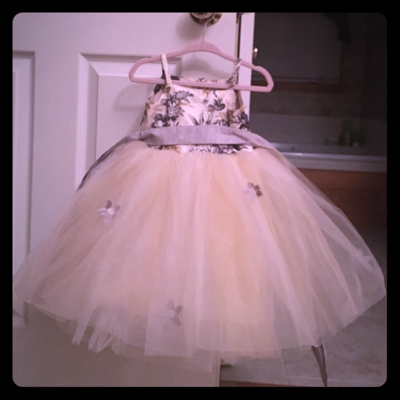 Beautiful Magpie &a Mabel tulle bottom dress.