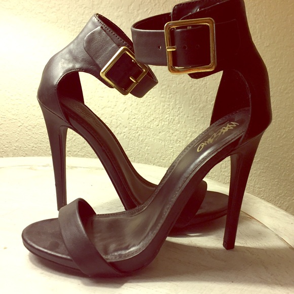 Classic black pumps