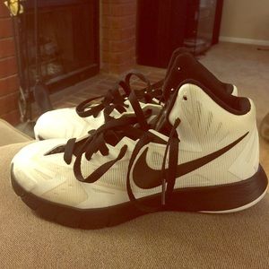 Boys Nike Hyper quickness sz 6
