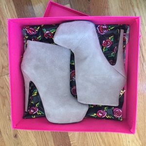 Betsey Johnson Thanee Bootie, Taupe Suede US 7