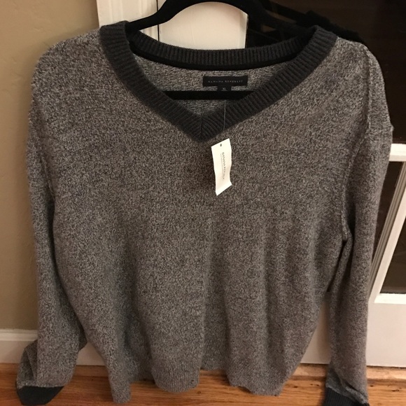 Banana republic never worn v neck sweater