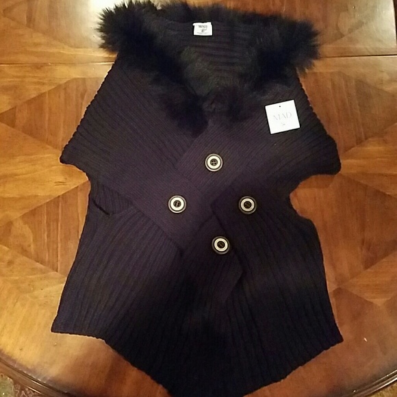 Black fur neck short sweater