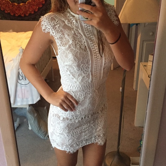 Lace dress - Picture 2 of 4