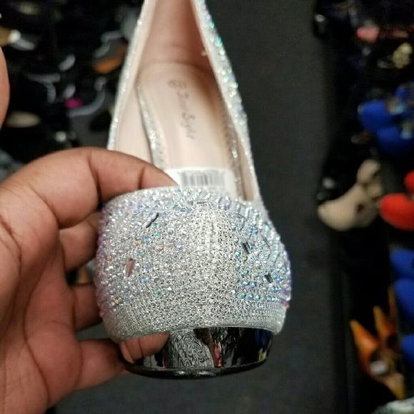 Looking For This Beauty - Picture 2 of 2