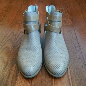 PRICE DROP! Kenneth Cole Stylish Leather Booties