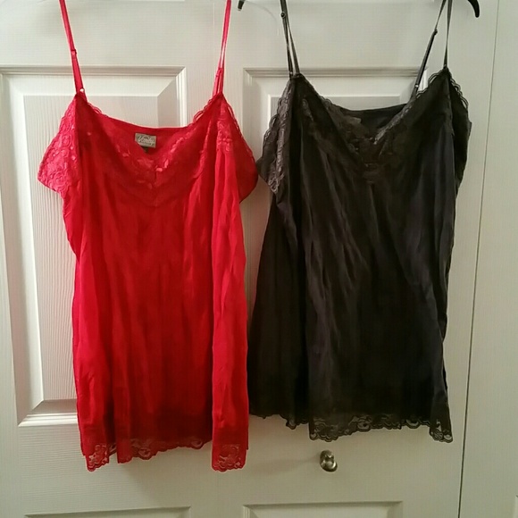 Pair of red and gray crinkle camis