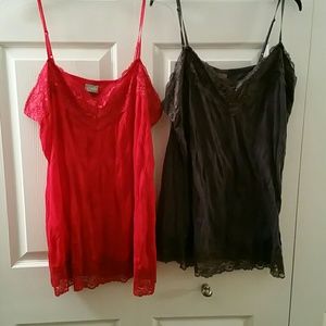 Pair of red and gray crinkle camis