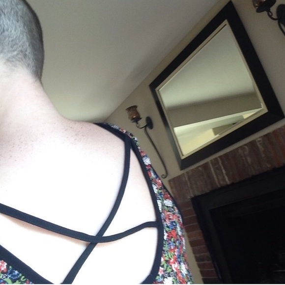 CHLOE K FLORAL CROPPED TANK - Picture 2 of 3