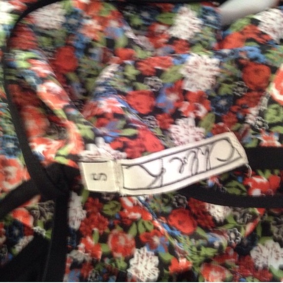 CHLOE K FLORAL CROPPED TANK - Picture 3 of 3