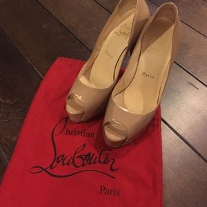 C Louboutin Very Prive peep toe pump sz37
