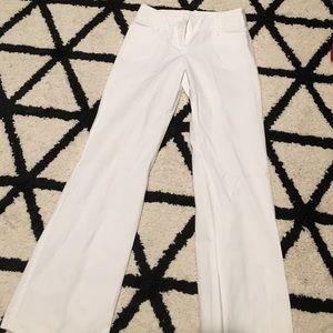 Cute stylish white trousers for work or brunch!