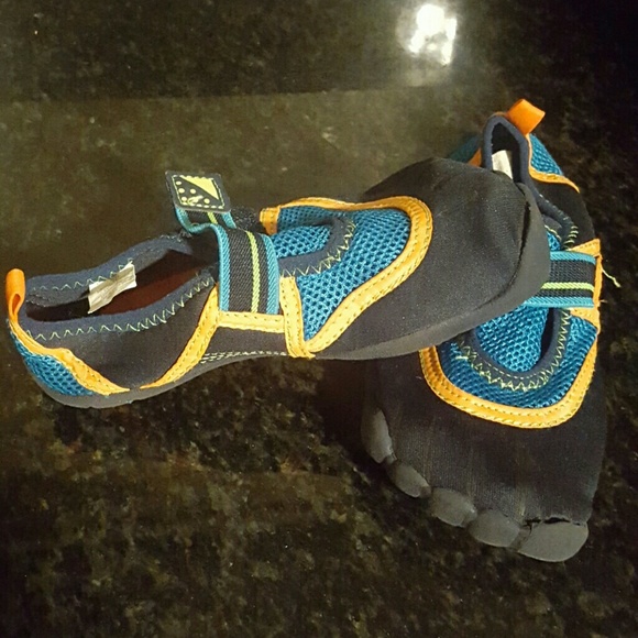 ☠Boys or girls water shoes - Picture 1 of 4