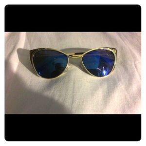 Gold framed cat eyes sunglasses