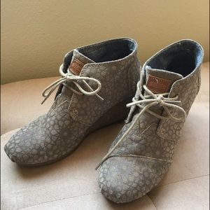 TOMS Desert Wedge Booties in printed taupe