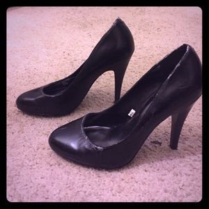 Classic and simple gorgeous black heels!