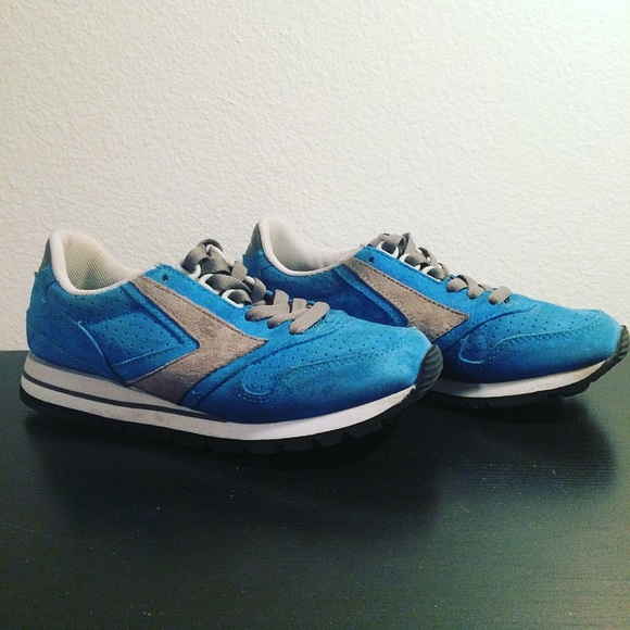 Brooks Blue Chariot Shoes