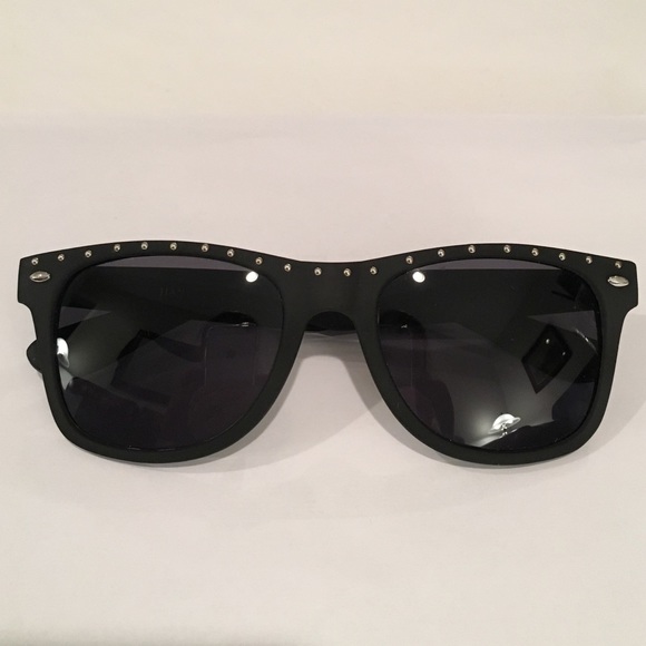 Black matte frame with silver studs accent shades