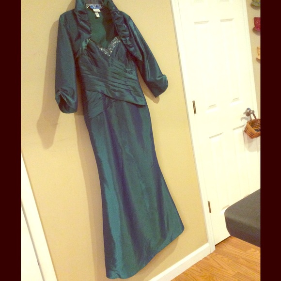 Formal gown - Picture 1 of 3