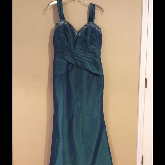 Formal gown - Picture 2 of 3