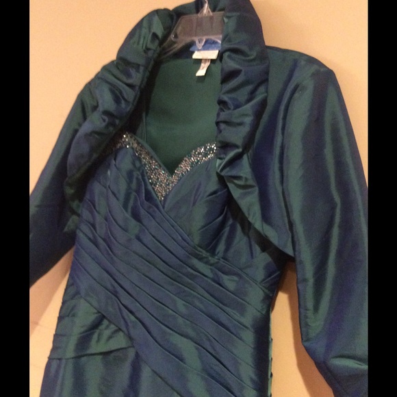 Formal gown - Picture 3 of 3