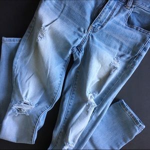American Eagle destructed jegging, light wash