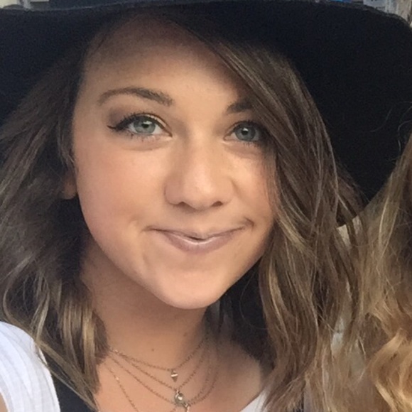 Meet your Posher, Layna - Picture 1 of 1