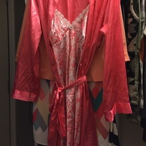 A Donna satin nighty and robe ! Size L! New