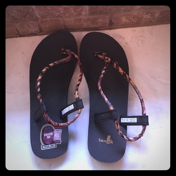 Sanuk sandals NWOT
