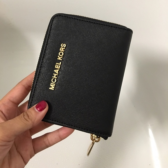 Michael Kors MD Zip Around Leather Wallet