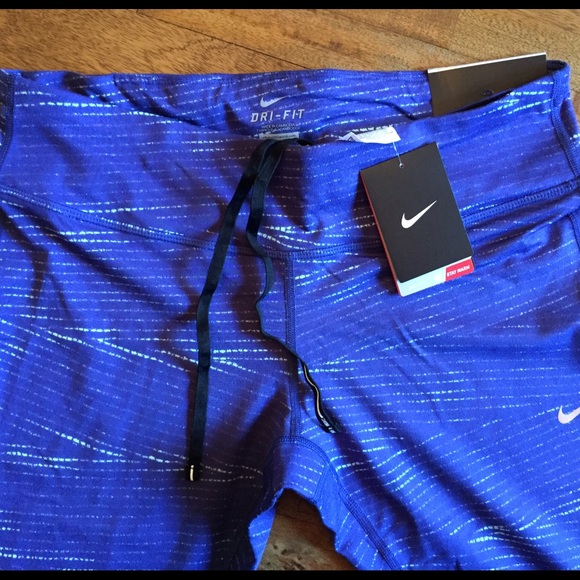 Nike epic run crops, brand new - Picture 3 of 3