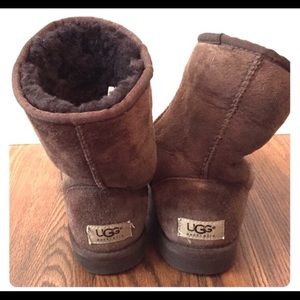 UGGs - Short chocolate brown size 7