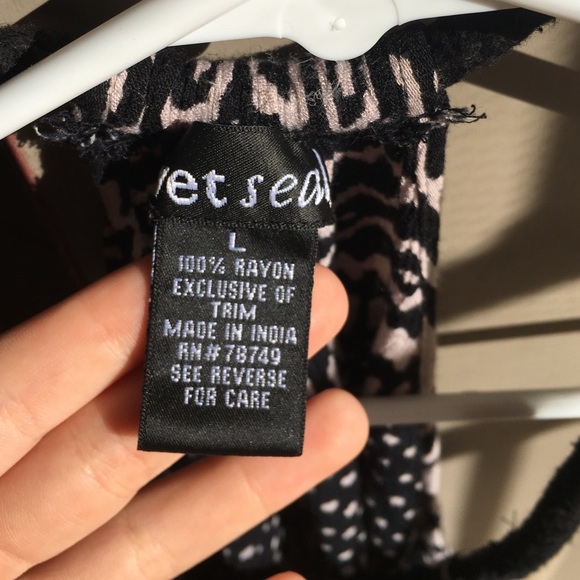 Patterned flowy halter top - Picture 2 of 2