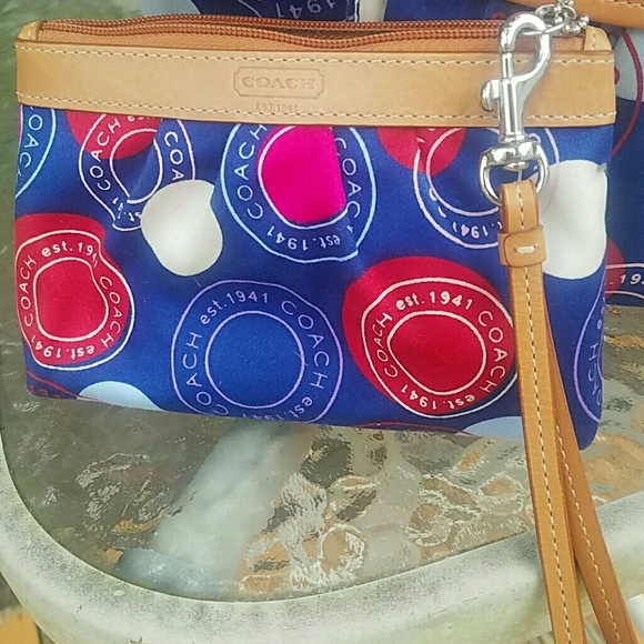 COACH SHOULDER BAG & MATCHING WRISTLET - Picture 2 of 4