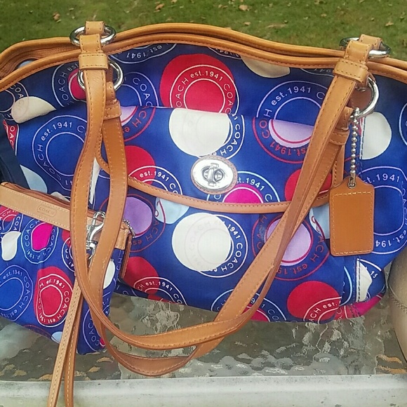 COACH SHOULDER BAG & MATCHING WRISTLET - Picture 4 of 4