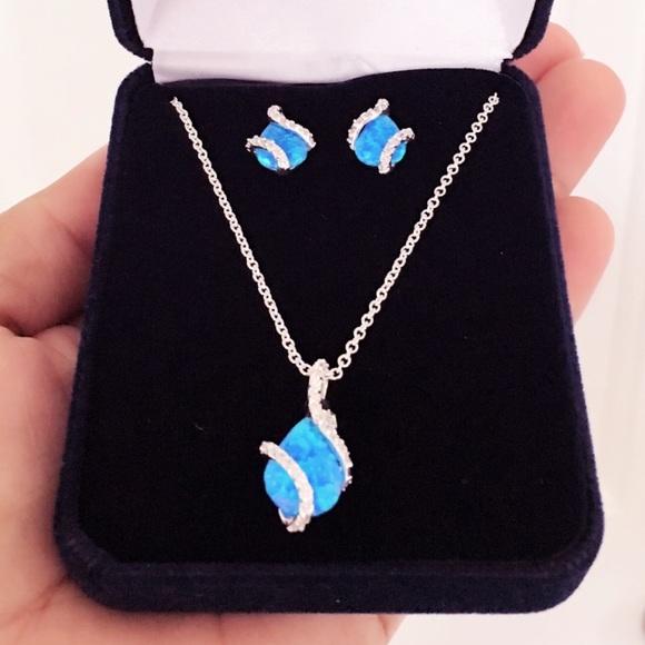 Earring & Necklace set.