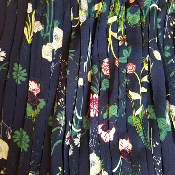 NWT Valley floral pleated skirt 8 - Picture 3 of 3