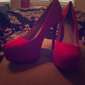 Red heels size 8.