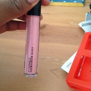 Mac cremesheen glass lipgloss in fashion scoop